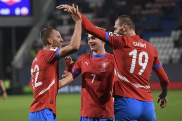 Tomáš Souček se raduje s Tomášem Chorým