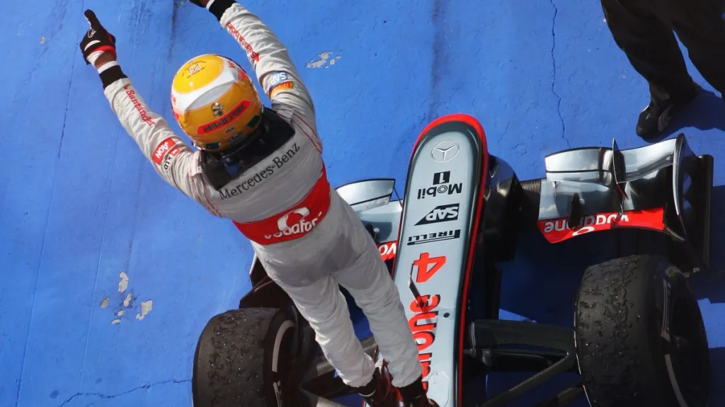 Lewis Hamilton slaví vítězství