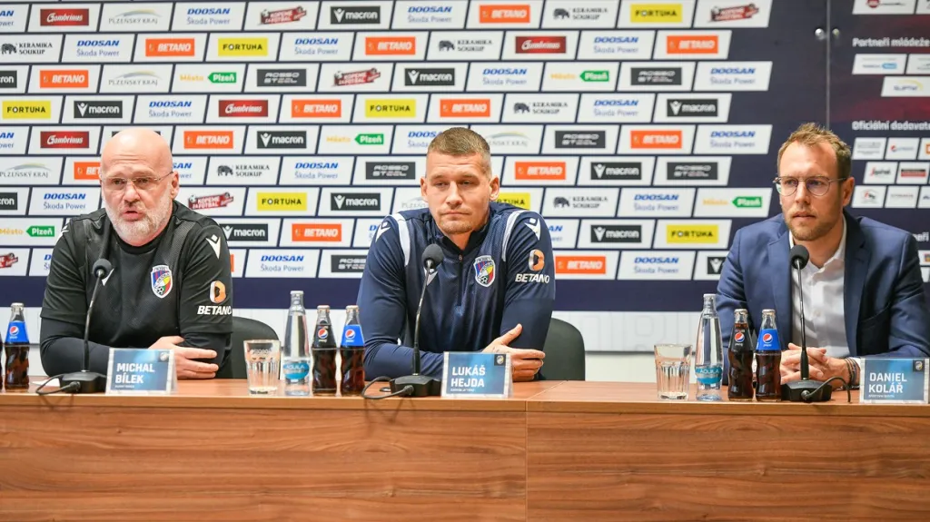 Zleva trenér Plzně Michal Bílek, kapitán Lukáš Hejda a sportovní ředitel Daniel Kolář