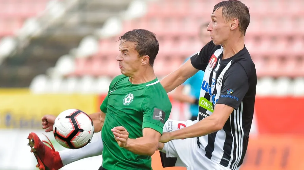 Marko Alvir v dresu Příbrami (vlevo)