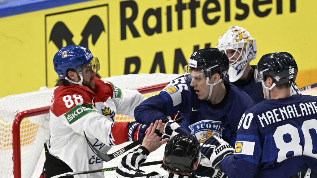 David Pastrňák v rozmíšce před finskou brankou