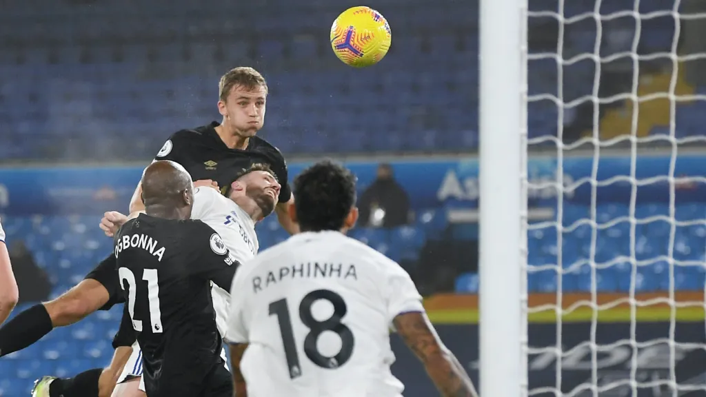 Tomáš Souček střílí gól do sítě Leedsu