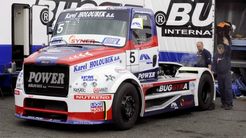 Jeden ze závodních tahačů týmu Buggyra