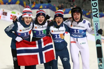 Norské skokanky se radují z vítězství na MS