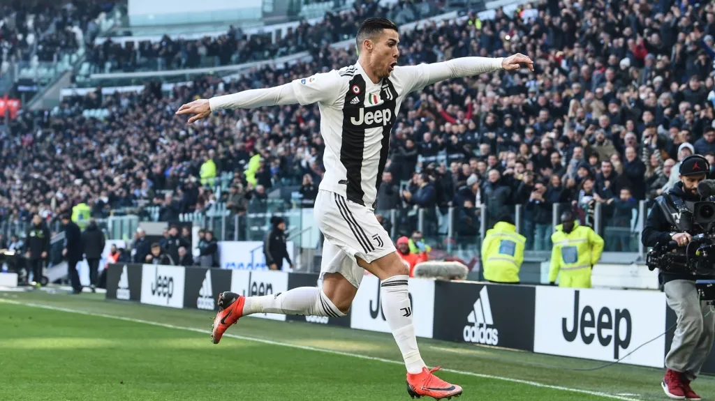 Cristiano Ronaldo z Juventusu se raduje z gólu proti Sampdorii