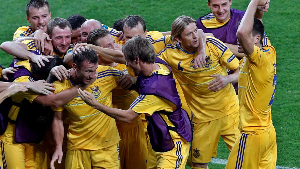 Ševčenko slaví se spoluhráči vítězný gól
