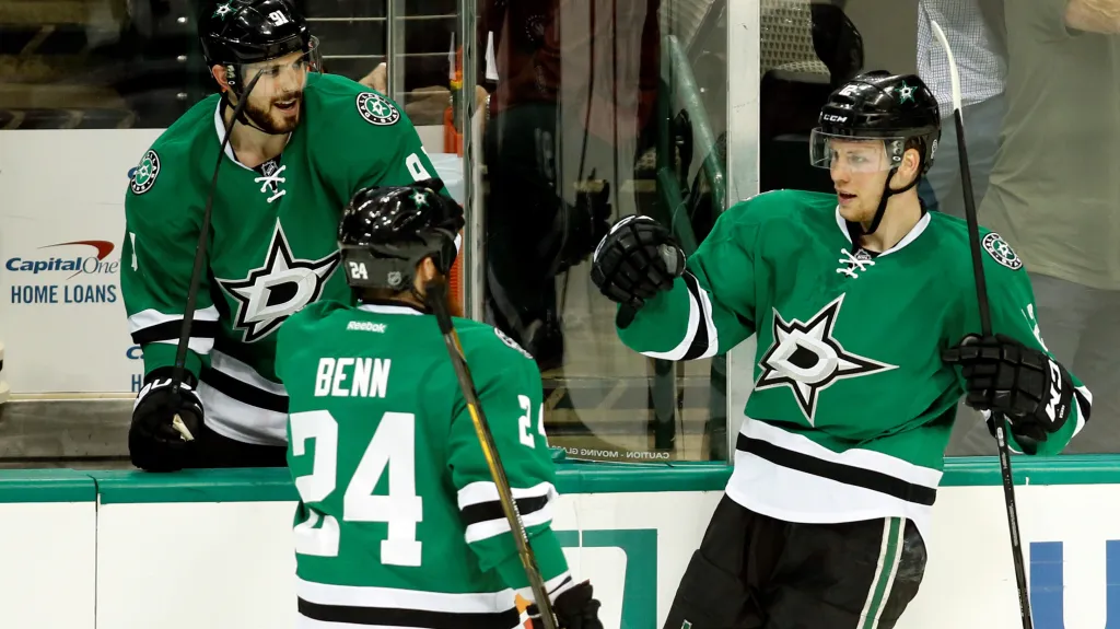 Radek Faksa (vpravo) slaví se spoluhráči gól do sítě Philadelphie