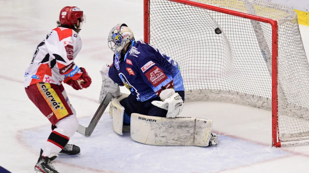 Kladenský brankář Denis Godla inkasuje branku