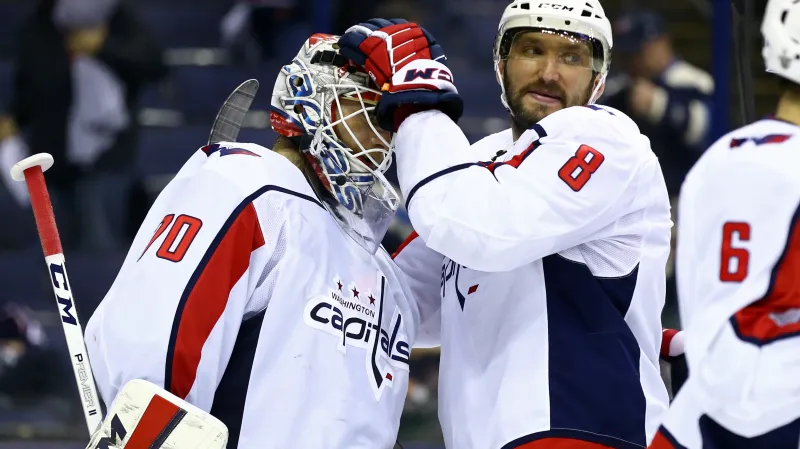 Alexandr Ovečkin (vpravo) a Brayden Holtby z Washingtonu Capitals