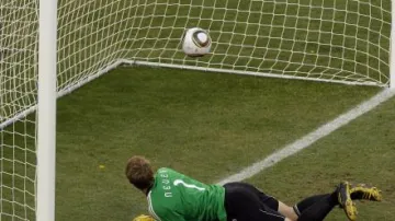 Manuel Neuer sleduje míč za brankovou čarou