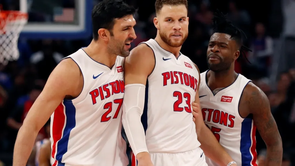 Blake Griffin (uprostřed) se raduje se svými spoluhráči z Detroitu