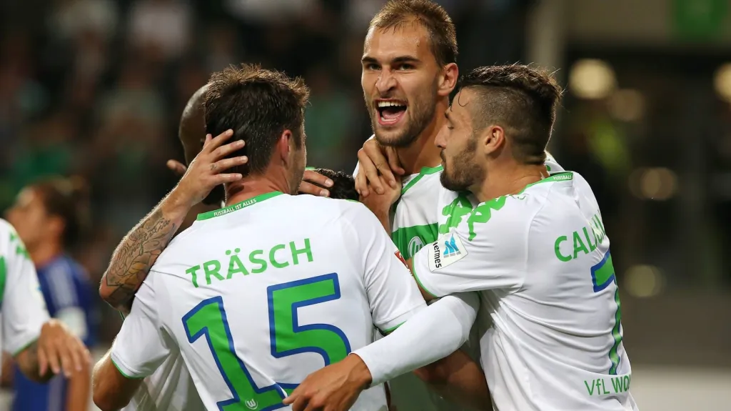 Bas Dost (uprostřed) slaví se svými spoluhráči z Wolfsburgu vstřelenou branku