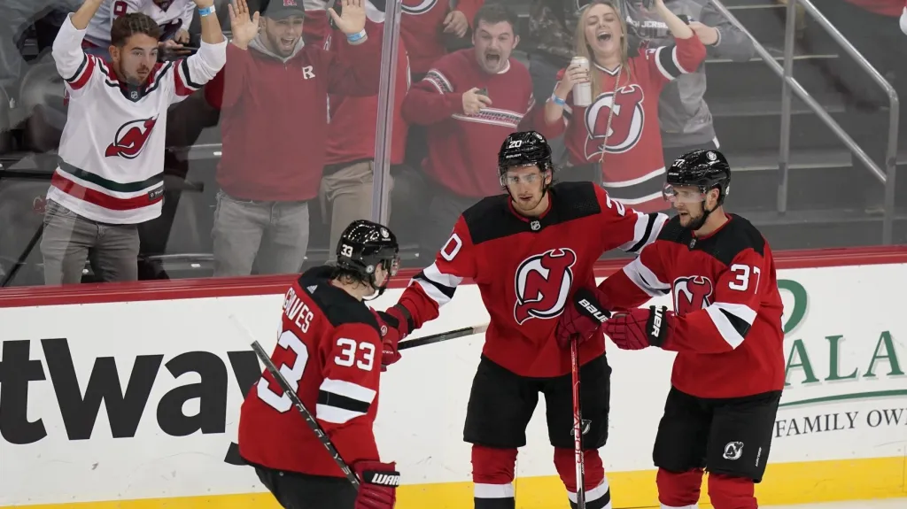 Pavel Zacha z New Jersey (vpravo) oslavuje se spoluhráči gól