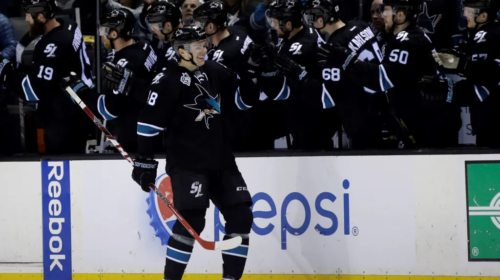 Tomáš Hertl slaví vstřelenou branku se svými spoluhráči ze San Jose
