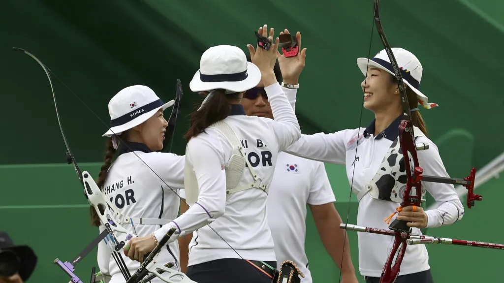 Korejské lukostřelkyně se radují z dalšího olympijského triumfu