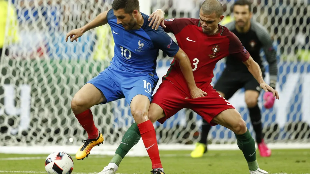 Andre-Pierre Gignac v souboji s Portugalcem Pepem
