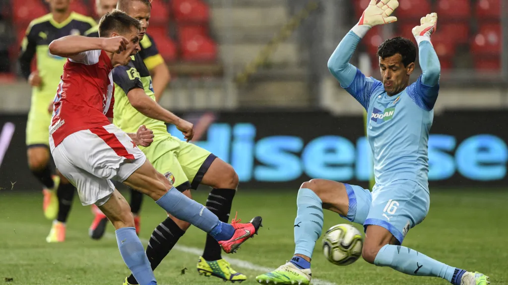 Brankář Plzně Aleš Hruška likviduje šanci Lukáše Masopusta