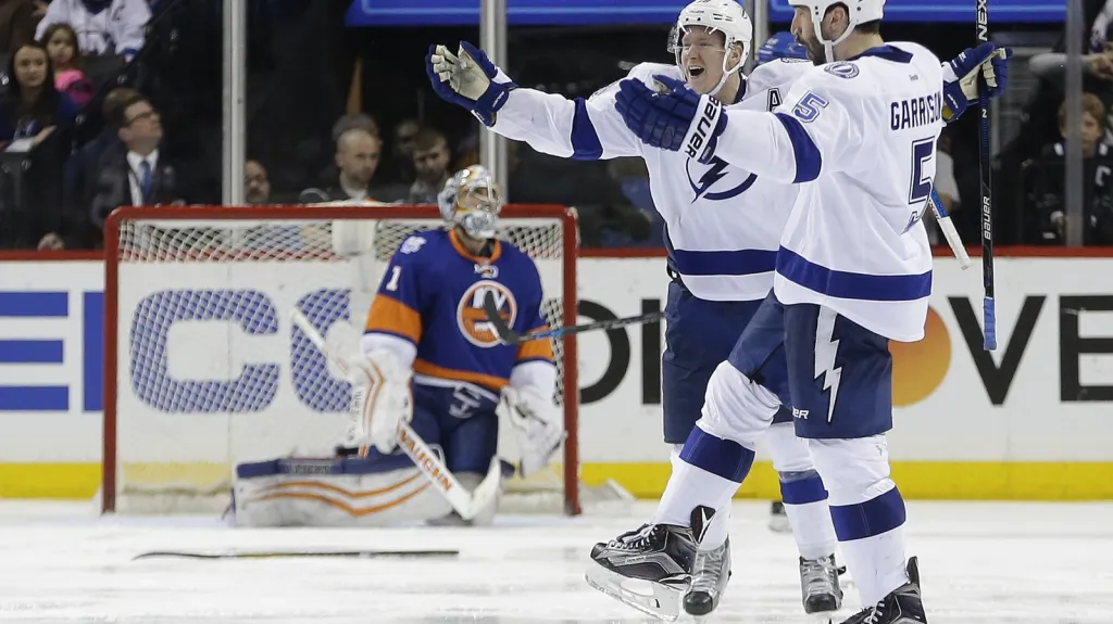 Hokejisté Tampy slaví vítězný gól proti Islanders