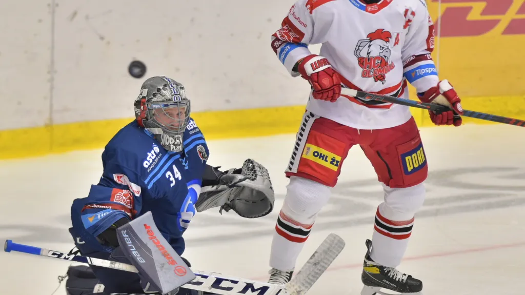 Plzeňský brankář Dominik Frodl a olomoucký útočník Jan Knotek