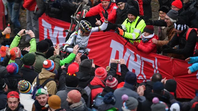 Wout van Aert v obklopení belgických fanoušků