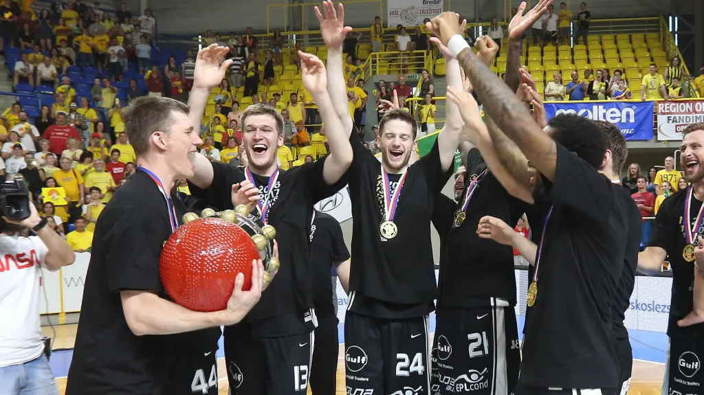 Baketbalisté Nymburka slaví titul