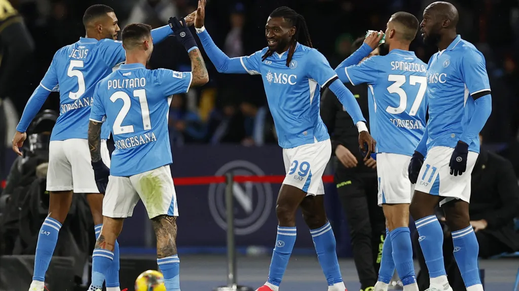 Radost fotbalistů Neapole z branky Franka Anguissy