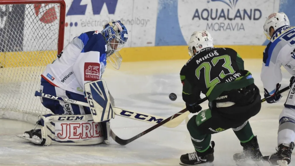 Brankář Lukáš Dostál z Komety Brno v utkání proti Karlovým Varům