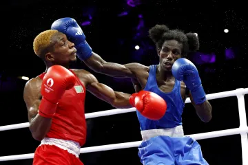 David de Pina v modrém proti Patricku Chinyembovi