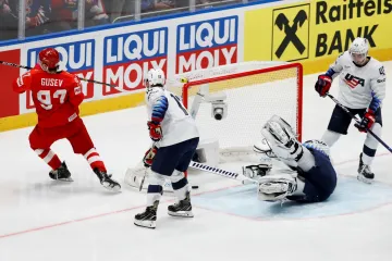 Rus Nikita Gusev střílí gól do sítě USA