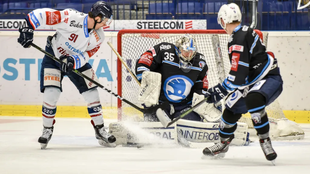 Brankář Plzně Matěj Machovský v akci v utkání proti Vítkovicím