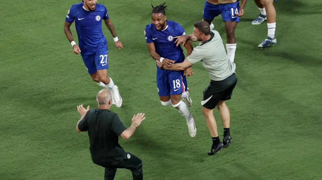 Christopher Nkunku slaví s realizačním týmem Chelsea gól