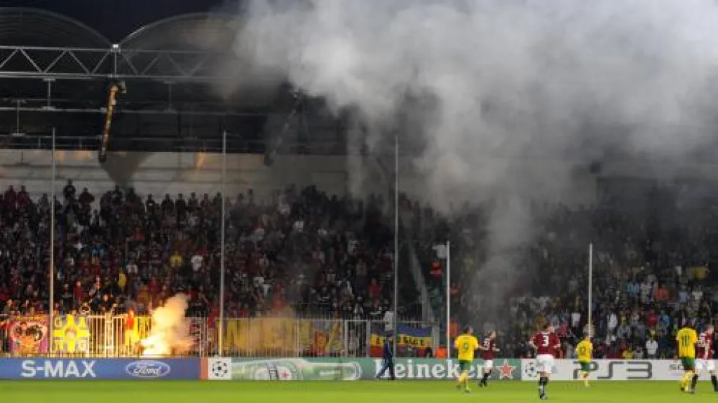 Světlice v sektoru sparťanských fanoušků