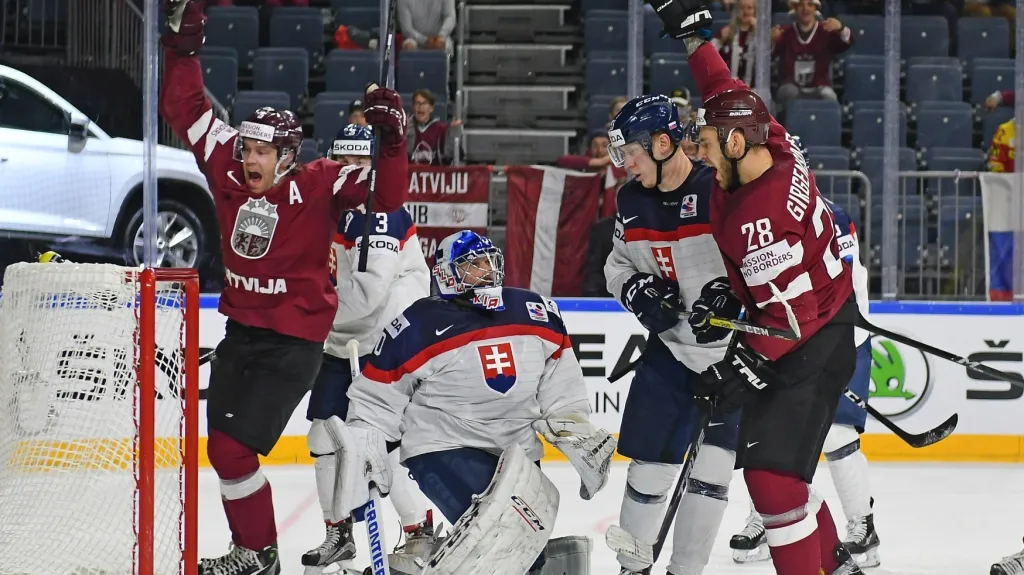 Hokejisté Lotyšska se radují z gólu v síti Slovenska