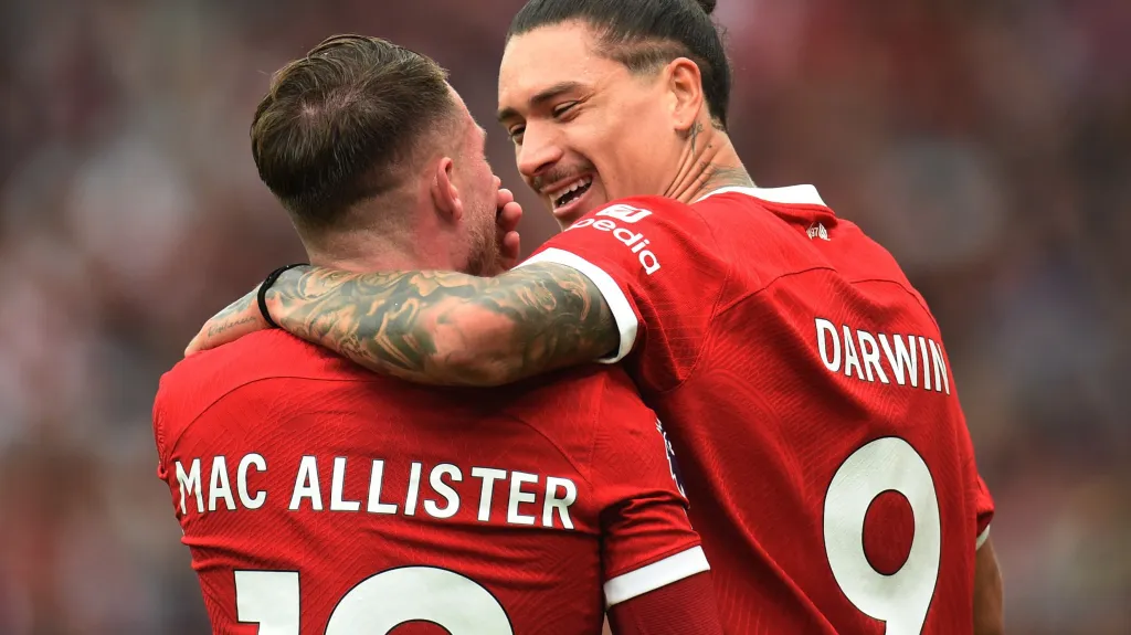 Darwin Núňez a Alexis Mac Allister oslavují branku Liverpoolu