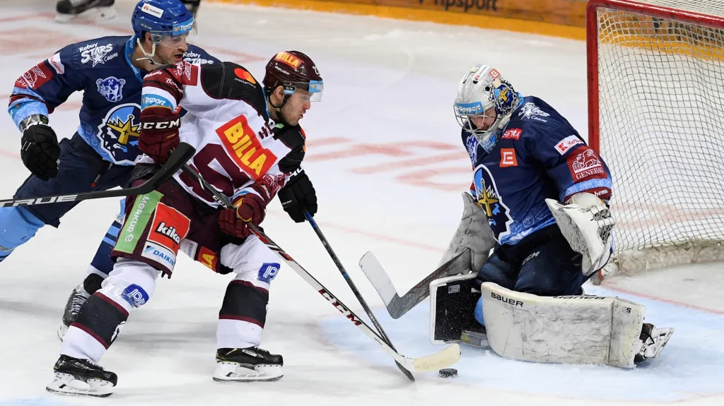 Sparta - Kladno, Lukáš Pech před Denisem Godlou