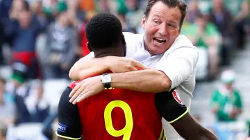 Belgičan Romelu Lukaku se raduje z gólu s trenérem Marcem Wilmotsem