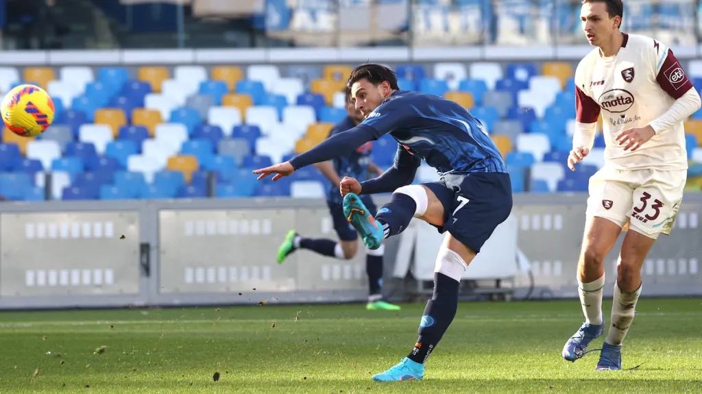 Eljif Elmas z Neapole v utkání se Salernitanou