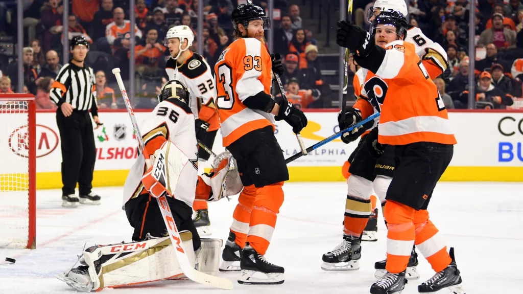 David Kaše z Philadelphie (vpravo) střílí gól v utkání NHL proti Anaheimu