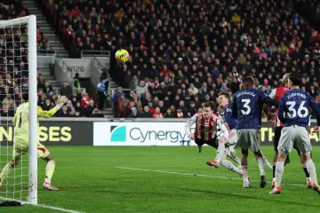Keane Lewis-Potter z Brentfordu dává gól Arsenalu