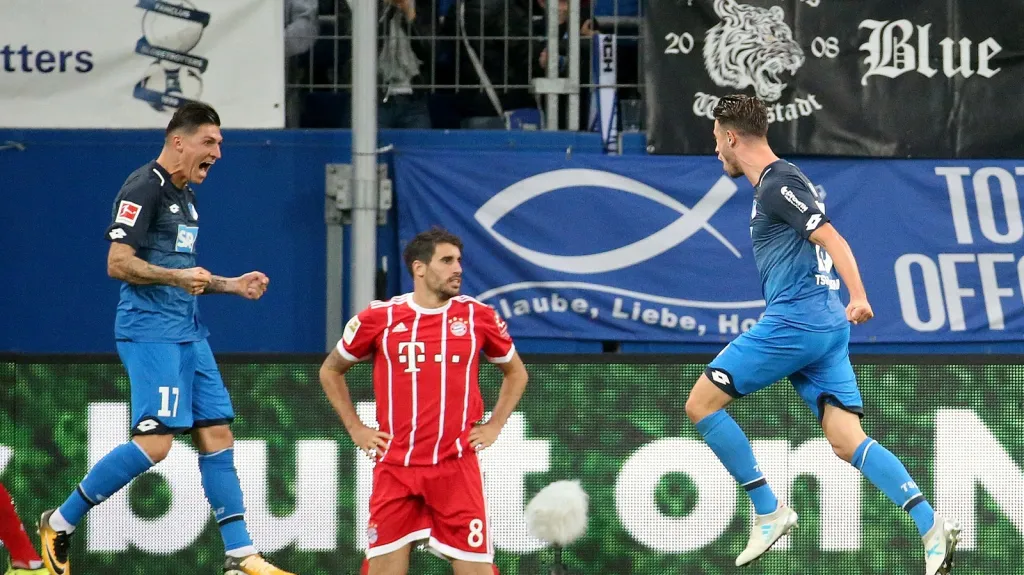 Fotrbalisté Hoffenheimu se radují z gólu do sítě Bayernu