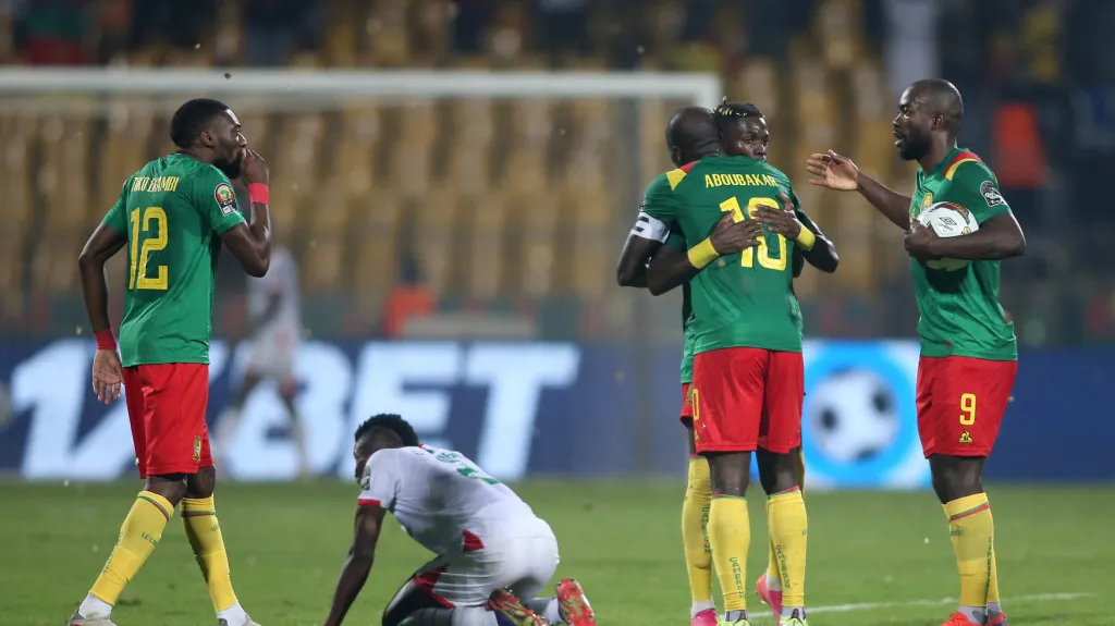 Kamerun slaví gól do sítě Burkiny Faso