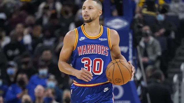 Curry se blíží primátu nejlepšího trojkaře historie NBA