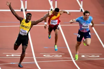 Omar McLeod (vlevo) si podmanil závod na 110 metrů překážek