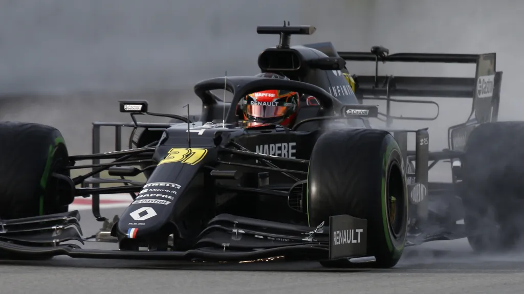 Esteban Ocon v renaultu při testování v Barceloně