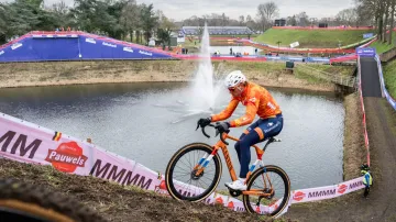 Dojezd vítězné štafety na MS v cyklokrosu