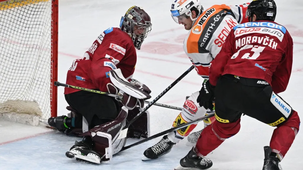 Brankář Josef Kořenář ze Sparty čelí šanci Lukáše Sedláka z Pardubic