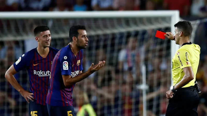 Clement Lenglet (vlevo) inkasuje červenou kartu v utkání proti Gironě