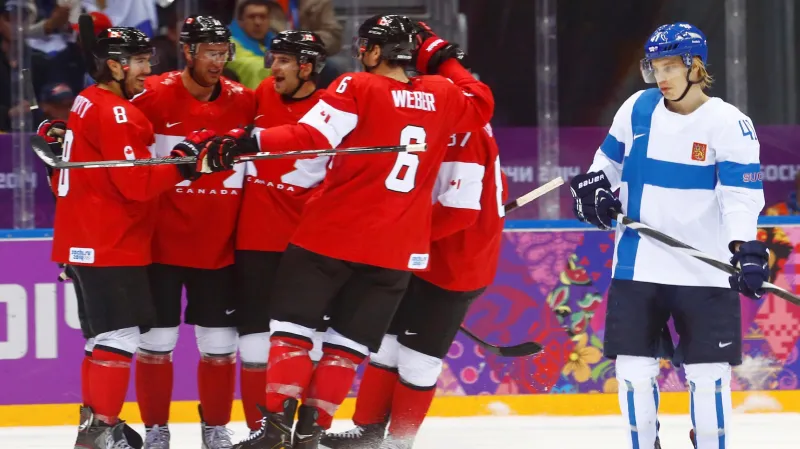 Hokejisté Kanady se radují z branky do sítě Finska