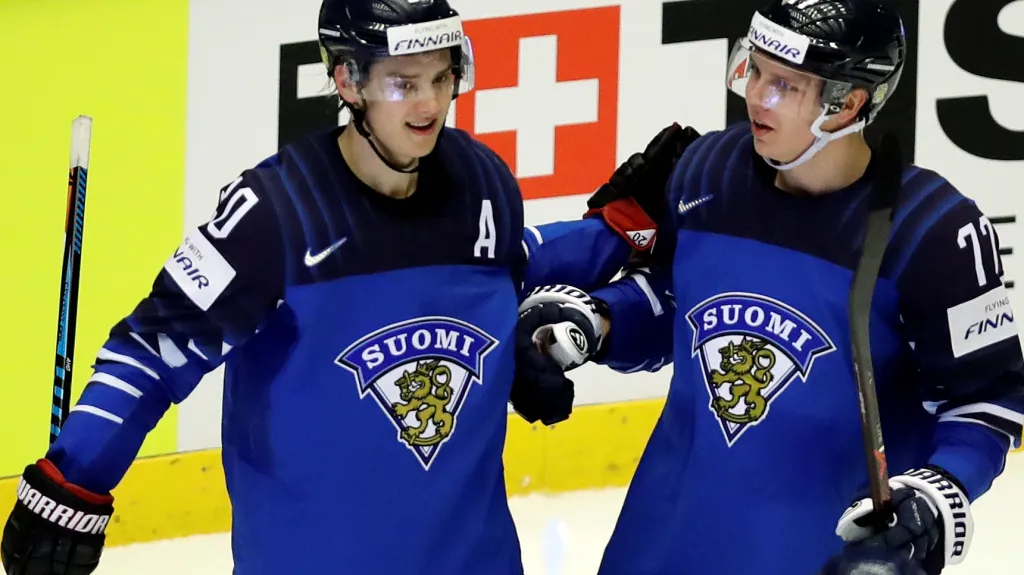 Sebastian Aho (vlevo) se raduje z gólu proti USA