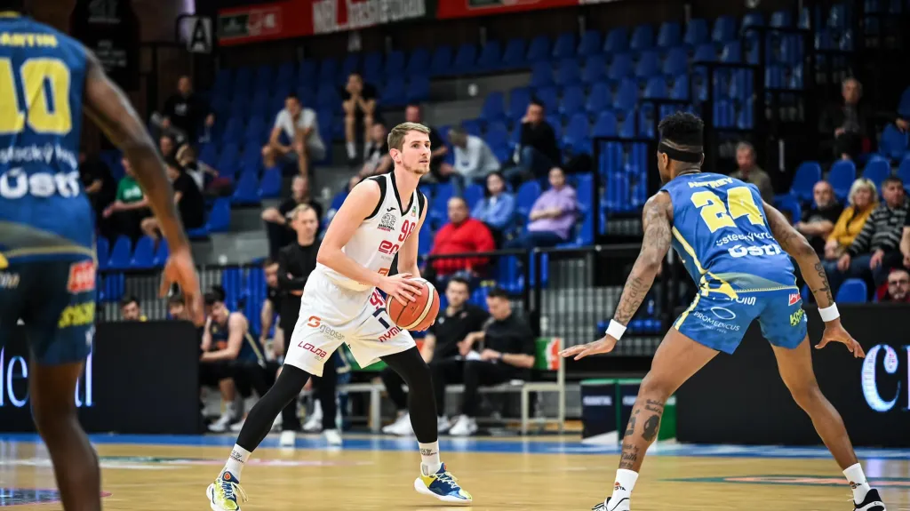 Nymburský rozehrávač Tůma v akci proti Slunetě